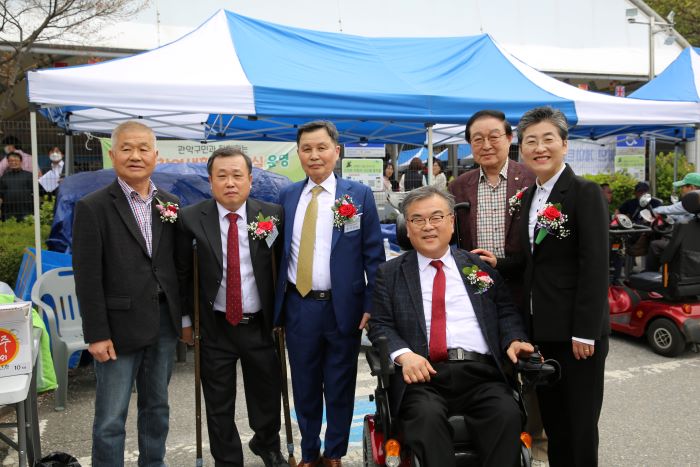 등산로 청소 중