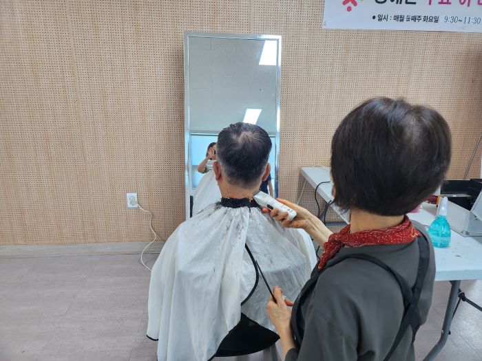 미용 봉사 모습3