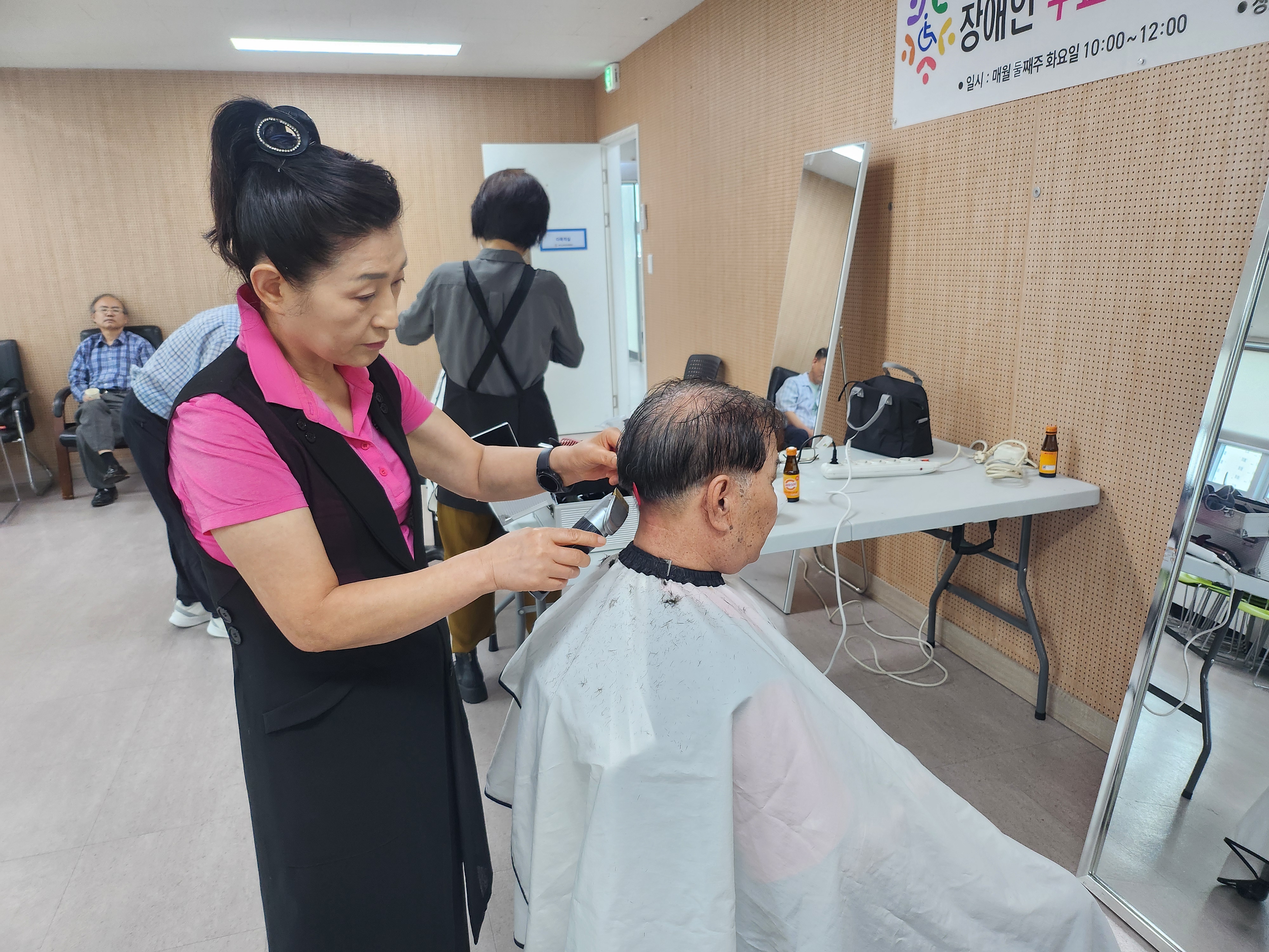 미용 봉사 모습3