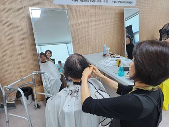 미용 봉사 모습3